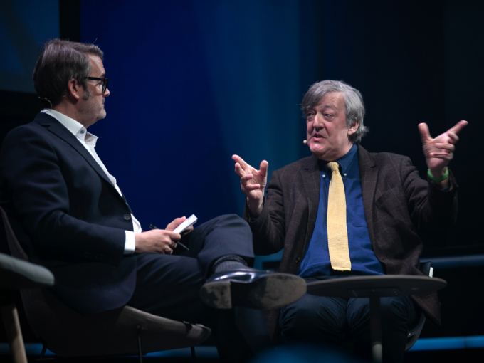Stephen Fry i samtale med Thomas Seltzer.  Foto: Kai T. Dragland/NTNU, The Big Challenge Science Festival